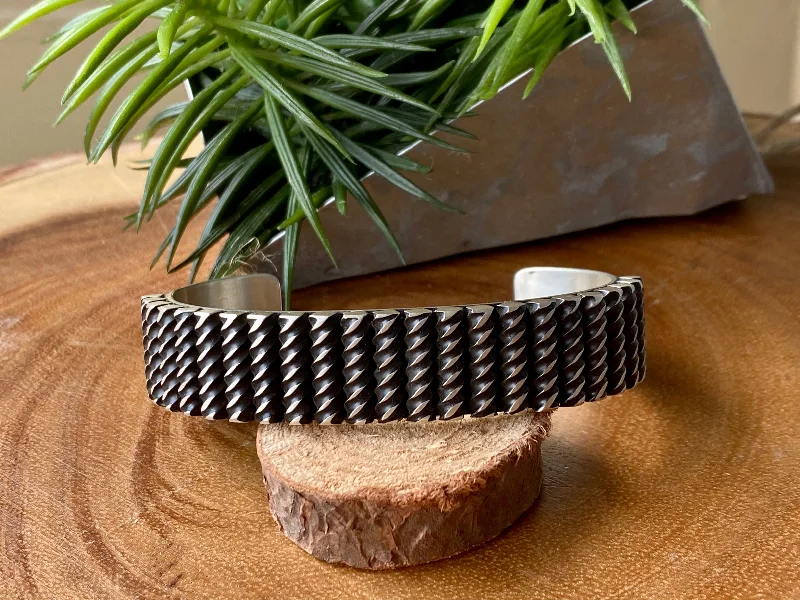 Minimalist Cuff Bracelets in Sleek Stainless SteelLeander Tahe Sterling Silver Men’s Cuff Bracelet