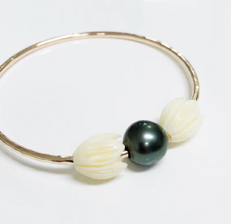 Adjustable Leather Bangles for a Bohemian StyleBangle PAIGE- pikake & tahitian pearl (B434)